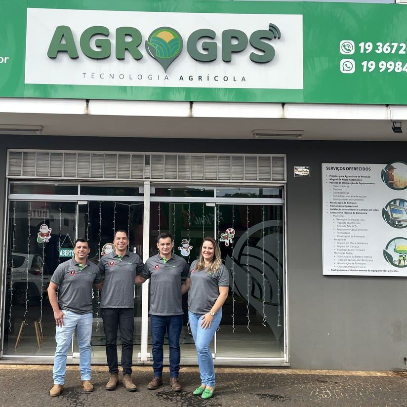 Equipe da AGROGPS em frente à unidade de Santa Cruz das Palmeiras