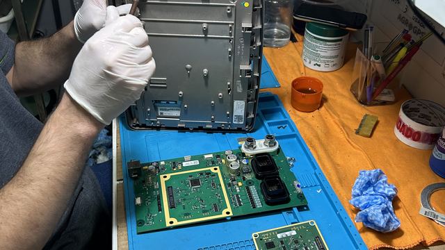 Monitor agrícola aberto na bancada do laboratório, com as placas eletrônicas expostas